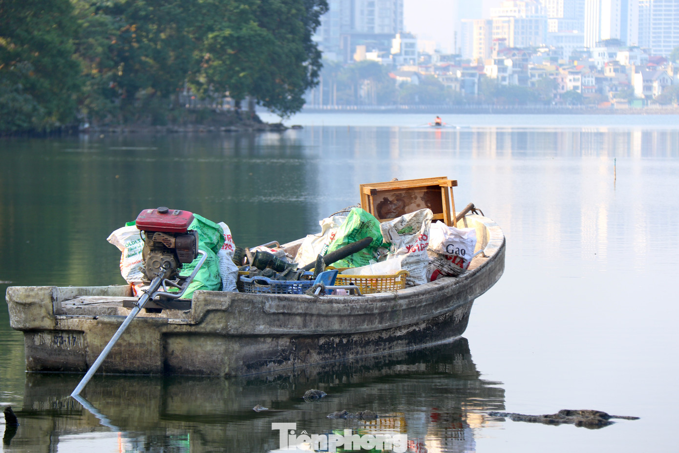 Rác tập kết trên thuyền sẽ được vận chuyển và đưa về bãi rác Nam Sơn xử lý.