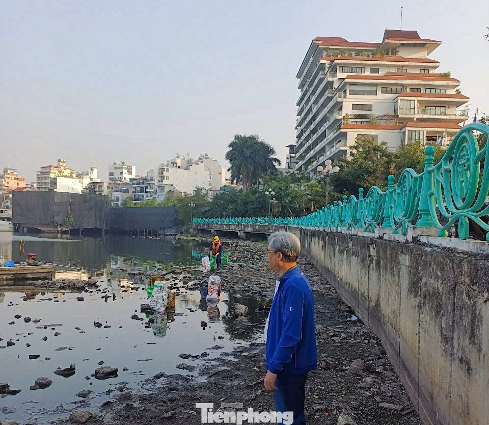 Trao đổi với phóng viên về công tác tăng cường thu gom rác thải, ông Nguyễn Hưng Quốc - Phó Trưởng ban Thường trực Ban Quản lý Hồ Tây cho biết, trong 5 ngày từ 29/12-3/1/2025, đơn vị sẽ phối hợp với đơn vị duy tu duy trì hồ Tây, xí nghiệp thoát nước số 1, số 2 trực thuộc Công ty TNHH Thoát nước Hà Nội tổ chức, tăng cường nhân, vật lực để thu gom, xử lý các vật dụng tâm linh bị bỏ đi. Cụ thể, Ban Quản lý Hồ Tây thực hiện tăng ca, tăng người để xử lý hơn 17km khu vực quanh hồ để đảm bảo vệ sinh môi trường, cảnh quan, đảm bảo hồ Tây luôn sáng - xanh - sạch - đẹp.
