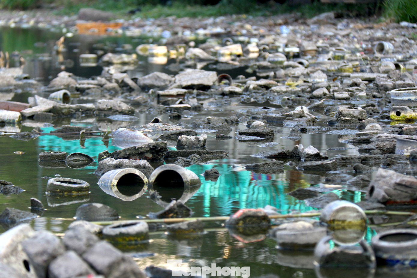 Mực nước cạn lộ ra rất nhiều loại đồ thờ cúng, chiếm phần lớn là bát hương bằng sứ, bình hoa và bàn thờ đã qua sử dụng.