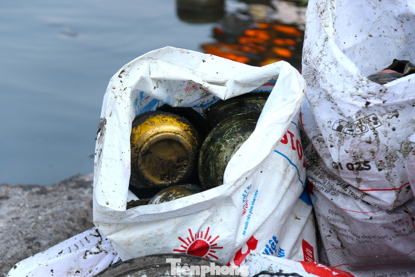 Hàng năm, tình trạng xả thải các vật dụng tâm linh đã qua sử dụng vào các dịp như Lễ Vu Lan hay 23 tháng Chạp thường xuyên diễn ra do người dân có quan niệm duy tâm là thay bàn thờ, bát hương,... sẽ vứt xuống hồ để "mát mẻ".