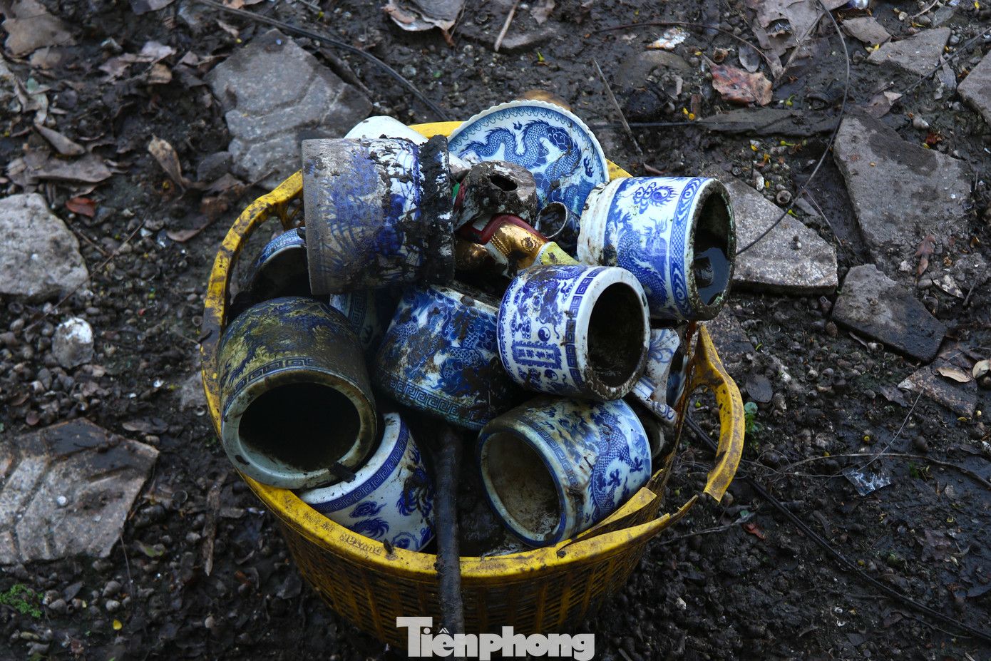 Hàng năm, tình trạng xả thải các vật dụng tâm linh đã qua sử dụng vào các dịp như Lễ Vu Lan hay 23 tháng Chạp thường xuyên diễn ra do người dân có quan niệm duy tâm là thay bàn thờ, bát hương,... sẽ vứt xuống hồ để "mát mẻ".