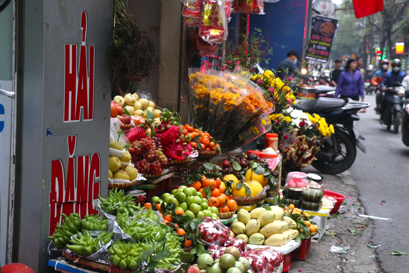 Trong ngày này, hoa quả tươi cũng là mặt hàng hút khách. Thời tiết giá rét, nhu cầu nhiều hơn, hoa quả những ngày này đã tăng giá.