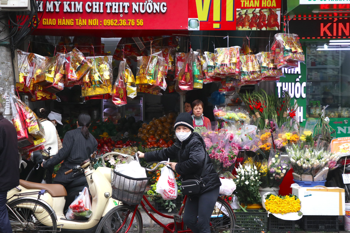 Lễ cúng ông Công, ông Táo là một trong những nét đẹp văn hóa ngày Tết của người Việt. Tết ông Công, ông Táo năm nay diễn ra vào thứ Sáu (23 tháng Chạp âm lịch). Tuy nhiên, một số gia đình vì nhiều lý do bận rộn nên không thể cúng đúng vào ngày 23 tháng Chạp. Do đó, các gia đình có thể thực hiện nghi lễ trước 1-2 ngày.