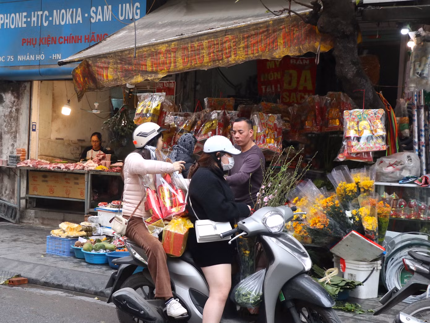 Ghi nhận của phóng viên tại một số chợ truyền thống tại Hà Nội những ngày qua, các tiểu thương đã bày bán những mặt hàng cúng Táo quân với mẫu mã đa dạng.