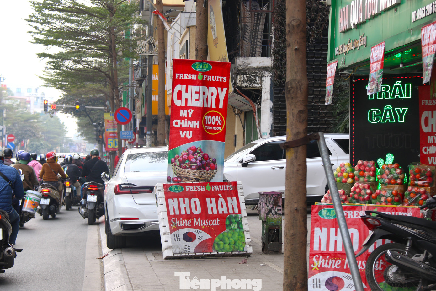 Những trụ sắt bất đắc dĩ trở thành khu vực để biển quảng cáo, giá đỡ,... Những trụ sắt bất đắc dĩ trở thành khu vực để biển quảng cáo, giá đỡ,...