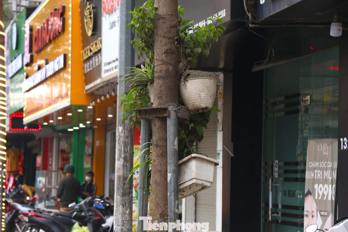 Những trụ sắt bất đắc dĩ trở thành khu vực để biển quảng cáo, giá đỡ,... Những trụ sắt bất đắc dĩ trở thành khu vực để biển quảng cáo, giá đỡ,...