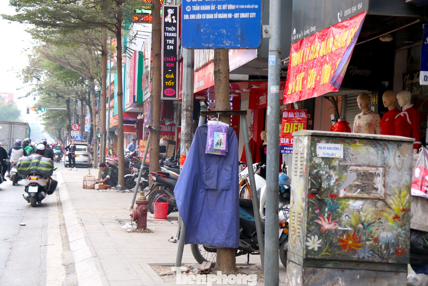 Những trụ sắt bất đắc dĩ trở thành khu vực để biển quảng cáo, giá đỡ,... Những trụ sắt bất đắc dĩ trở thành khu vực để biển quảng cáo, giá đỡ,...