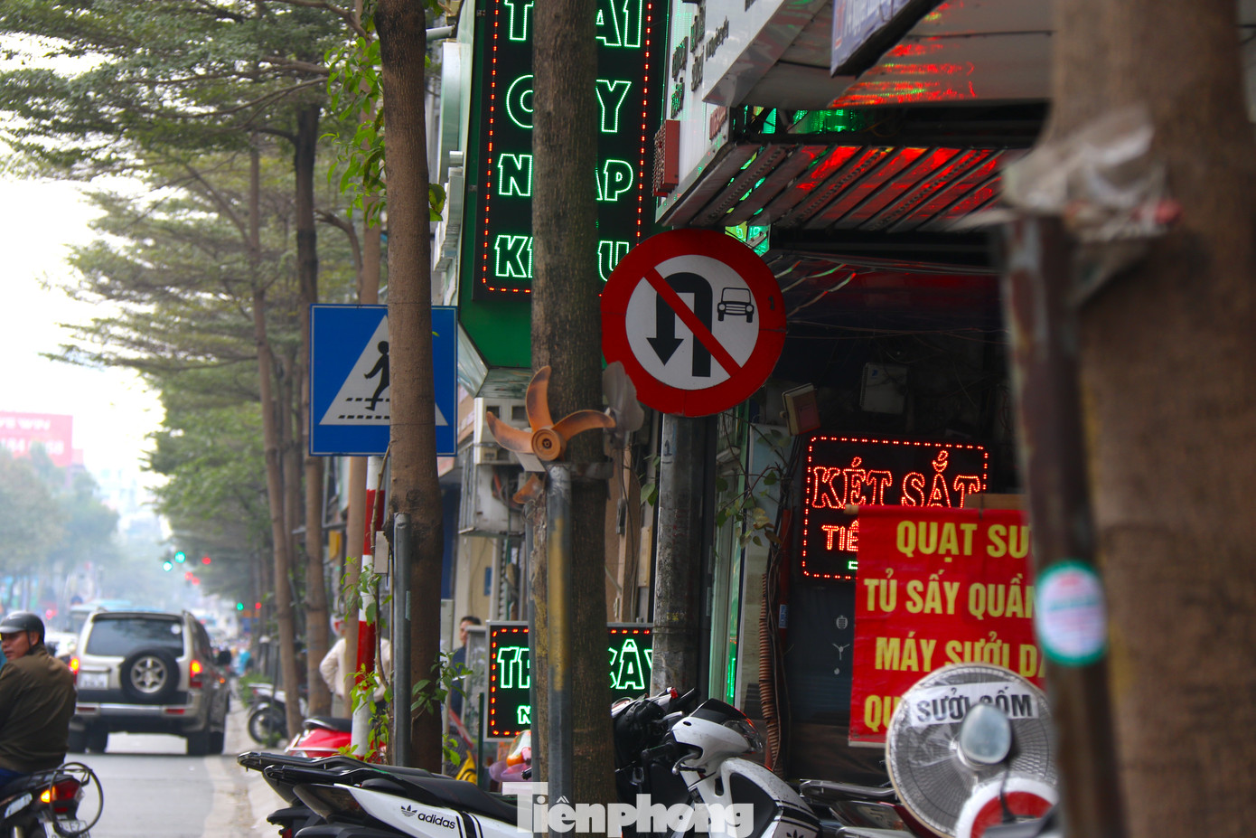 Những trụ sắt bất đắc dĩ trở thành khu vực để biển quảng cáo, giá đỡ,... Những trụ sắt bất đắc dĩ trở thành khu vực để biển quảng cáo, giá đỡ,...