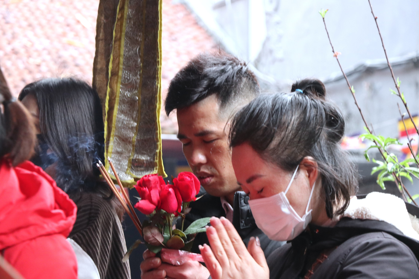 Không chỉ có các bạn nữ, nhiều bạn nam cũng tới ngôi chùa này để đi lễ đầu năm và cầu tình duyên.