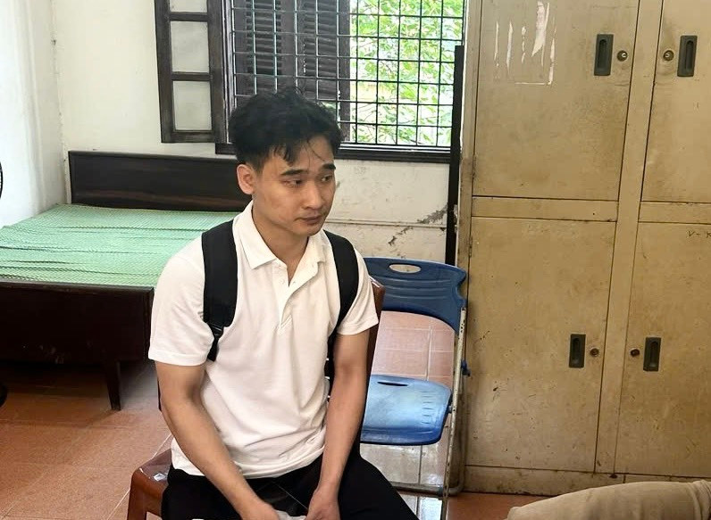 Đối tượng móc túi được đưa đến trụ sở cơ quan công an.