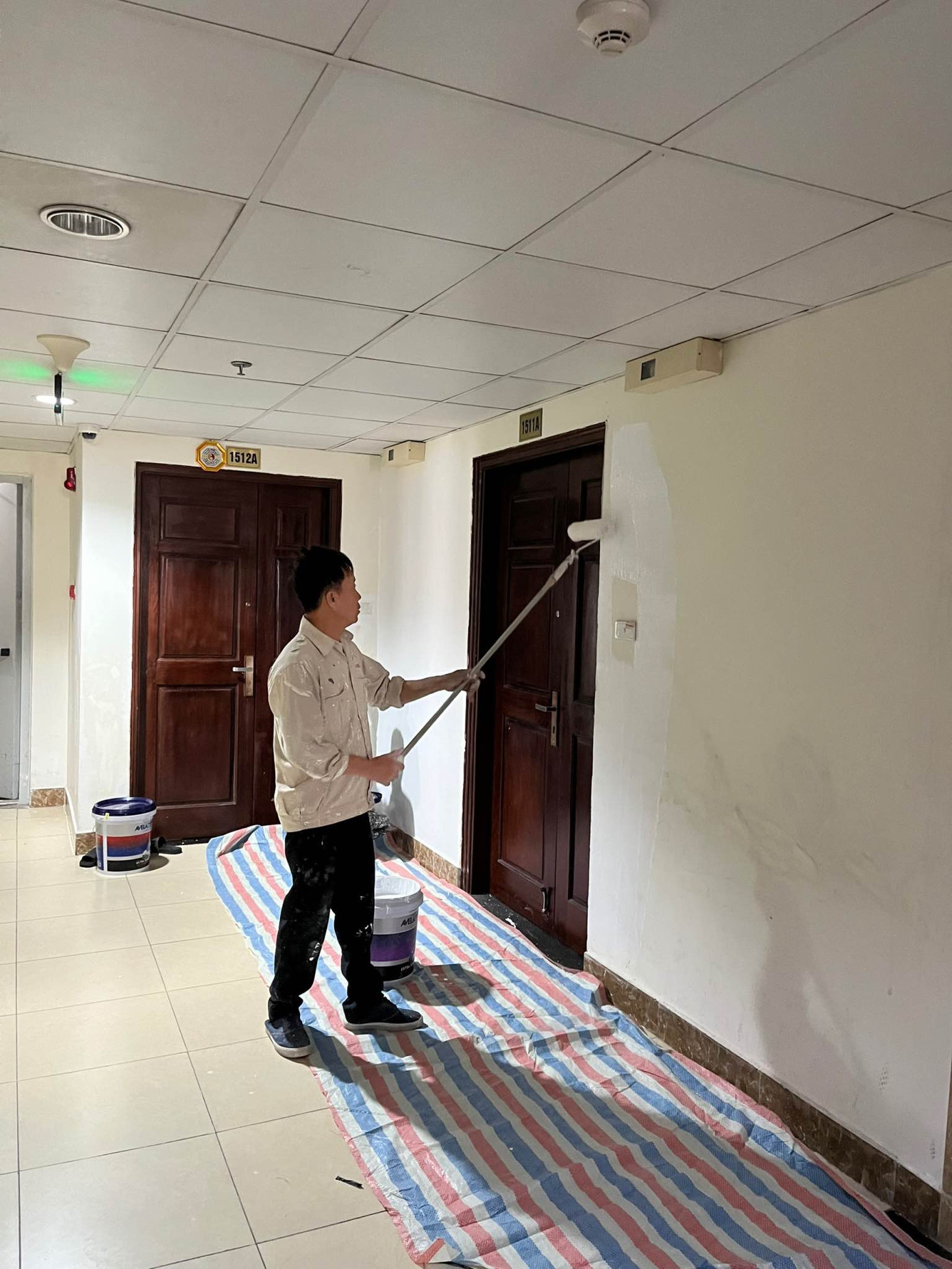 Nhu cầu sơn sửa lại nhà cửa tăng mạnh dịp cuối năm.