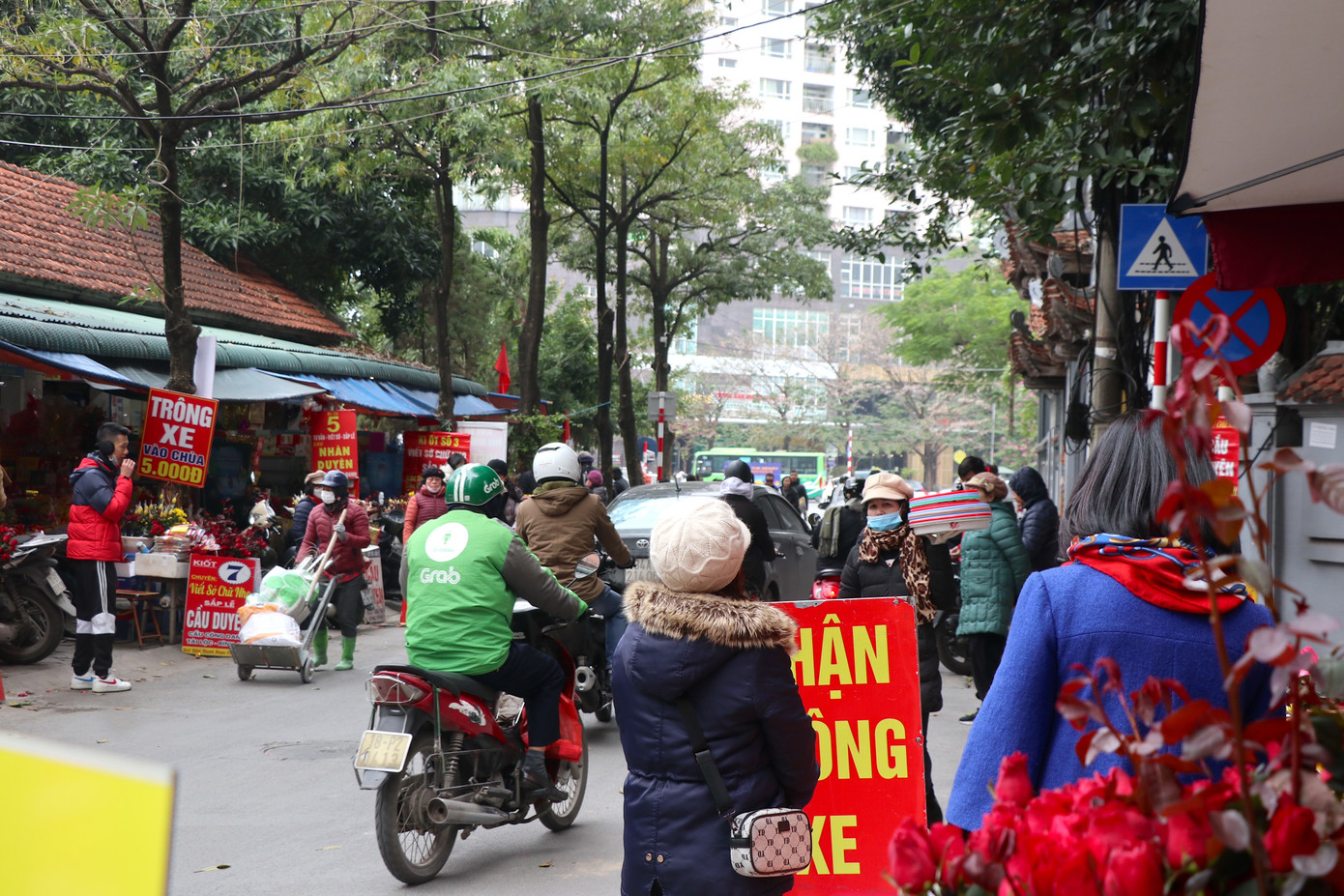 Dọc đường ngõ Chùa Hà, nhiều hàng quán kinh doanh đồ lễ đã sắp sẵn mâm lễ, tờ sớ.