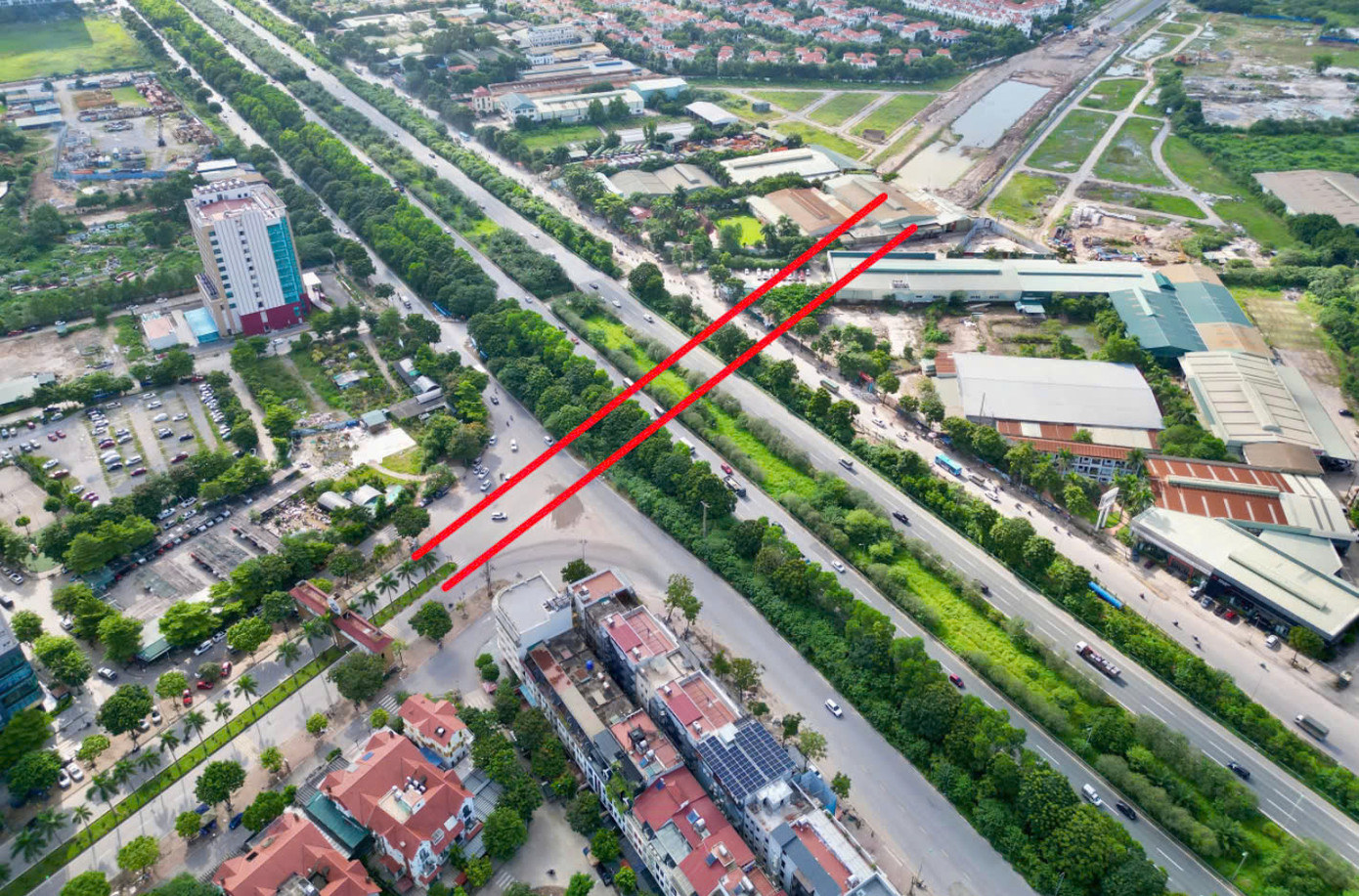 Theo thiết kế, hầm chui trực thông được xây dựng theo hướng Vành đai 3,5 (đường Lê Trọng Tấn - nay là Hoàng Tùng) - Quốc lộ 32 với tổng chiều dài 975 m, rộng 18,5 m. Bốn cầu nhánh bằng bê tông cốt thép dự ứng lực với tổng chiều dài hơn 2.300 m, bề rộng cầu 8,8 m, tường chắn bê tông cốt thép dài hơn 600 m.