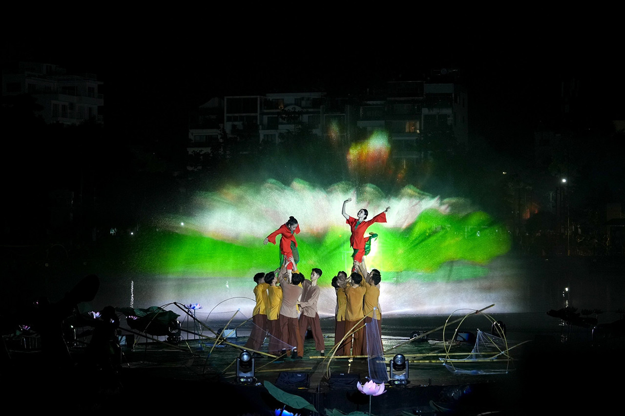 Vở diễn có 4 chương, tương ứng với 4 bối cảnh lịch sử cũng như giai đoạn vòng đời của một bông hoa sen tượng trưng cho một con người. Vở diễn có 4 chương, tương ứng với 4 bối cảnh lịch sử cũng như giai đoạn vòng đời của một bông hoa sen tượng trưng cho một con người.