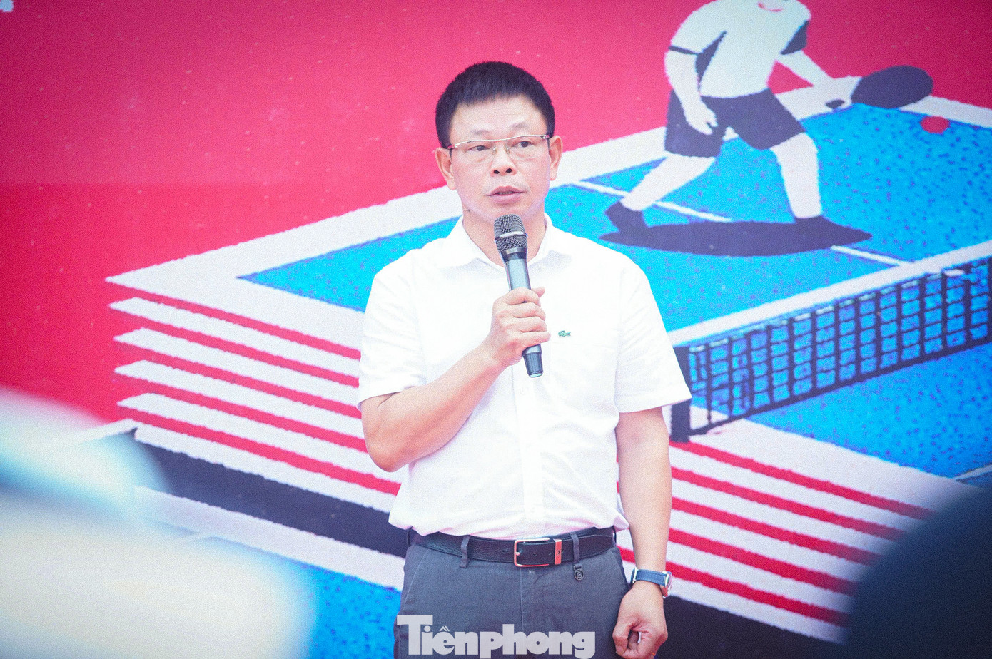 Nhà báo Phùng Công Sưởng - Tổng Biên tập báo Tiền Phong phát biểu khai mạc giải đấu. Nhà báo Phùng Công Sưởng - Tổng Biên tập báo Tiền Phong phát biểu khai mạc giải đấu.