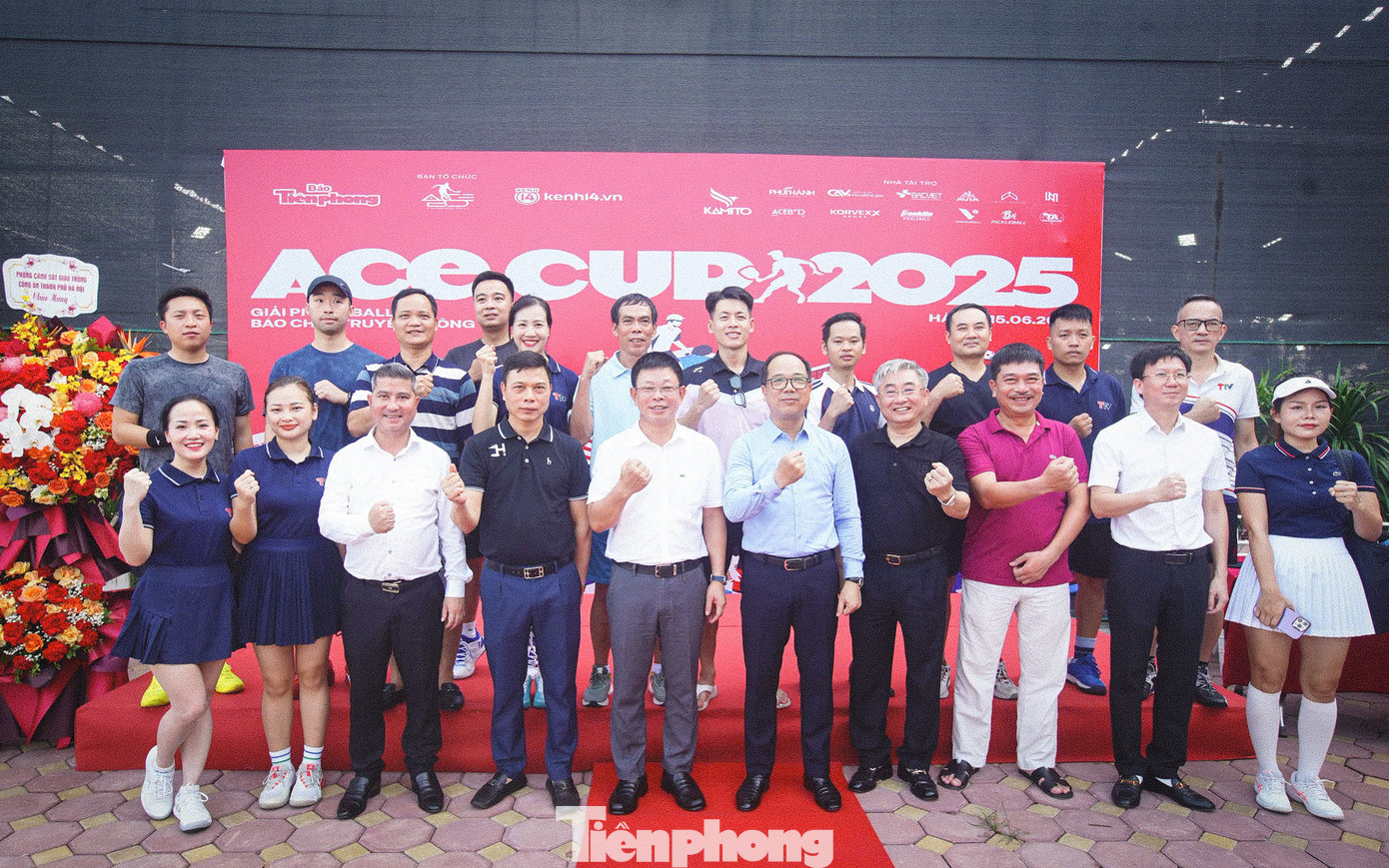 Ban tổ chức chụp ảnh lưu niệm cùng khách mời và các vận động viên thi đấu. Ban tổ chức chụp ảnh lưu niệm cùng khách mời và các vận động viên thi đấu.