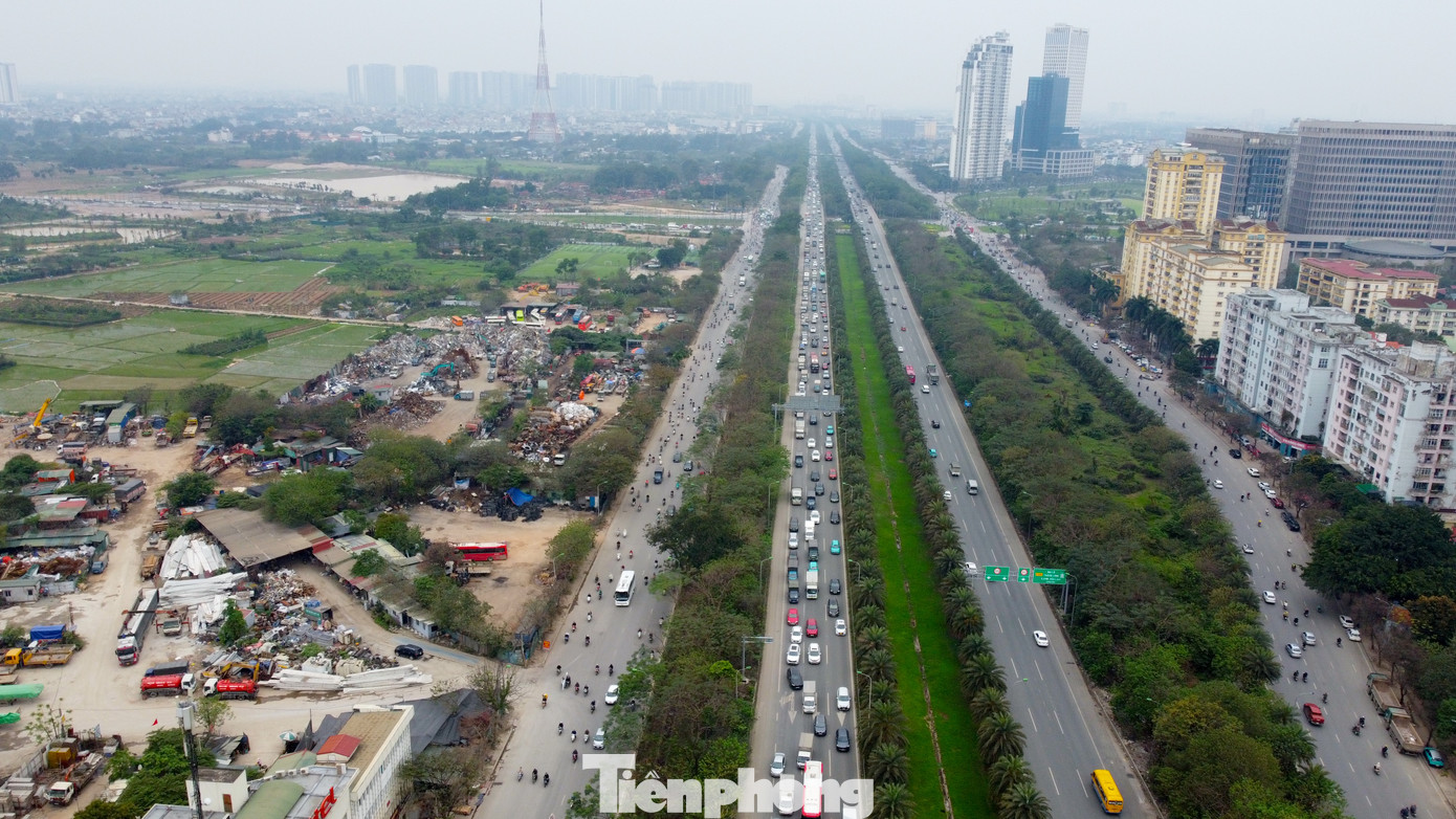 Tình trạng tắc dài hàng cây số thường xuyên xảy ra trong suốt hai tuần qua tại nút giao Đại lộ Thăng Long - Khuất Duy Tiến. Tình trạng tắc dài hàng cây số thường xuyên xảy ra trong suốt hai tuần qua tại nút giao Đại lộ Thăng Long - Khuất Duy Tiến.