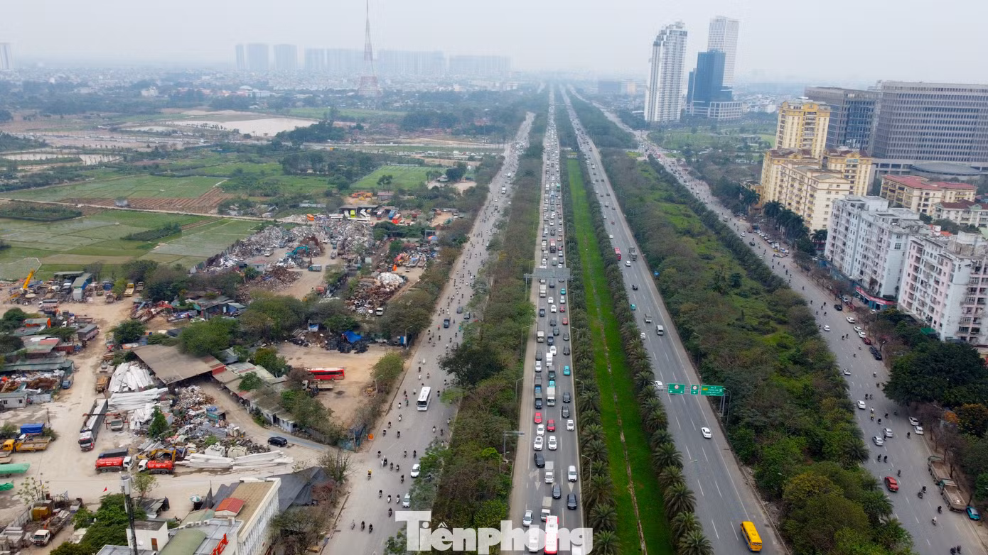 Tình trạng tắc dài hàng cây số thường xuyên xảy ra trong suốt hai tuần qua tại nút giao Đại lộ Thăng Long - Khuất Duy Tiến. Tình trạng tắc dài hàng cây số thường xuyên xảy ra trong suốt hai tuần qua tại nút giao Đại lộ Thăng Long - Khuất Duy Tiến.