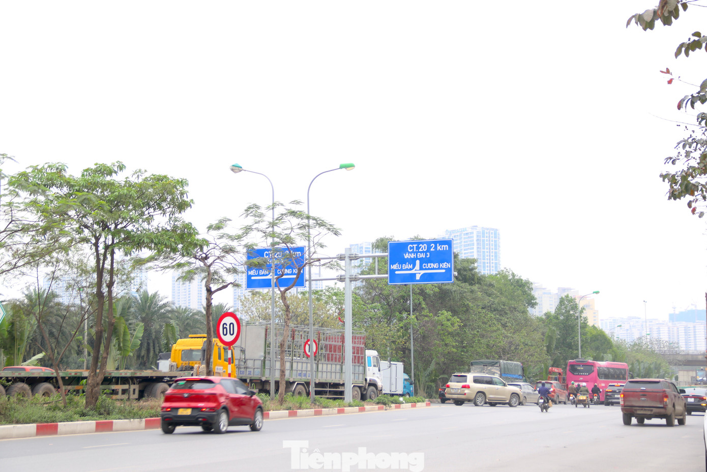 Theo Đội CSGT số 6 (Phòng CSGT Công an thành phố Hà Nội), tình trạng ùn tắc tại khu vực Đại lộ Thăng Long diễn ra cục bộ trong hai ngày 17 và 18/3 do các phương tiện lưu thông từ cao tốc bị ùn ứ tại nút giao Đại lộ Thăng Long - Khuất Duy Tiến.