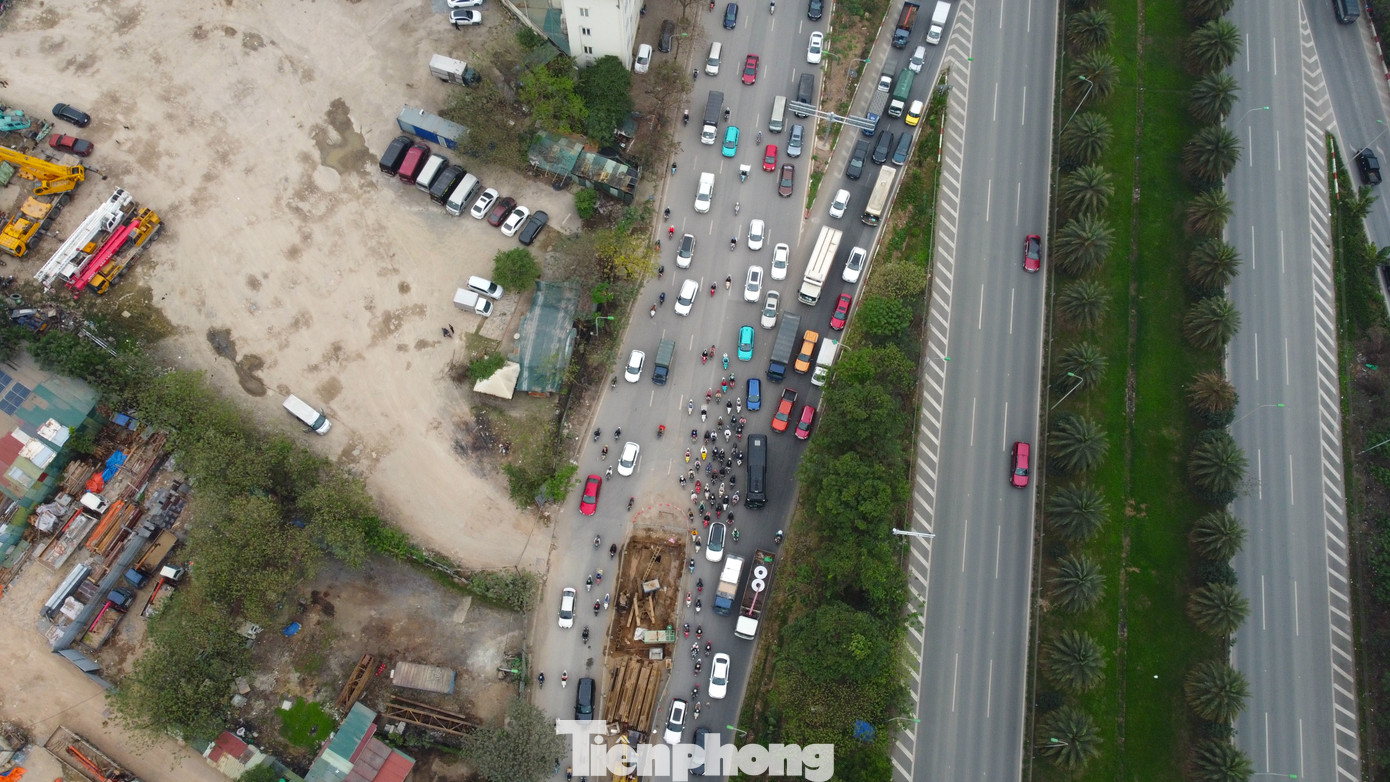 Các làn xe khu vực đường cao tốc Đại lộ Thăng Long đều tắc dài, hàng trăm phương tiện nối đuôi nhau đoạn gần cầu vượt hướng ra Khuất Duy Tiến và Vành đai 3.