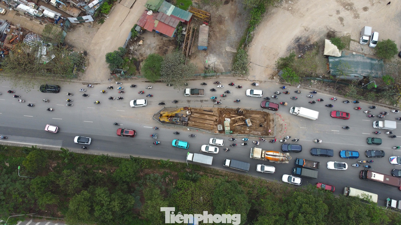 Việc rào chắn thi công đã chiếm một phần lòng đường, gây khó khăn cho các phương tiện di chuyển vào nội thành. Việc rào chắn thi công đã chiếm một phần lòng đường, gây khó khăn cho các phương tiện di chuyển vào nội thành.