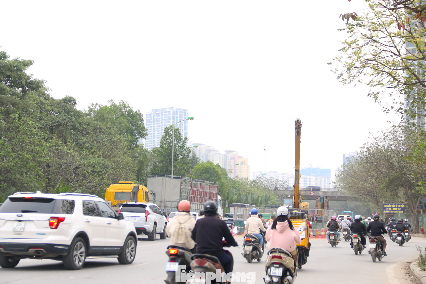 Đến 8h30, khu vực cao tốc và đường gom đại lộ vẫn trong tình trạng ùn ứ, các phương tiện di chuyển chậm chạp qua khu vực.