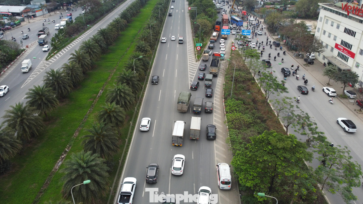 Tại đường gom Đại lộ Thăng Long hướng vào trung tâm thành phố, thời gian gần đây, vào giờ cao điểm thường xuyên tiếp diễn tình trạng ùn ứ và mất an toàn giao thông gây ảnh hưởng lớn tới cuộc sống của người dân.