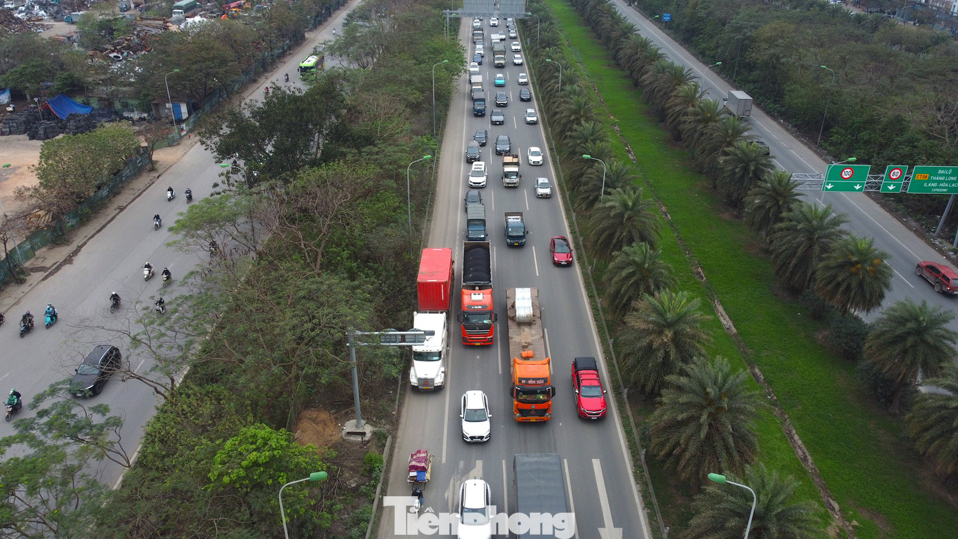 Đường cao tốc chật kín các phương tiện ô tô hướng về trung tâm Hà Nội.