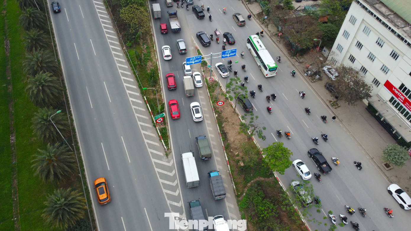 Từ 7h, dòng phương tiện từ hướng quận Nam Từ Liêm đổ về trung tâm thành phố bắt đầu ùn ứ kéo dài từ đoạn nút giao Lê Quang Đạo với đại lộ Thăng Long.