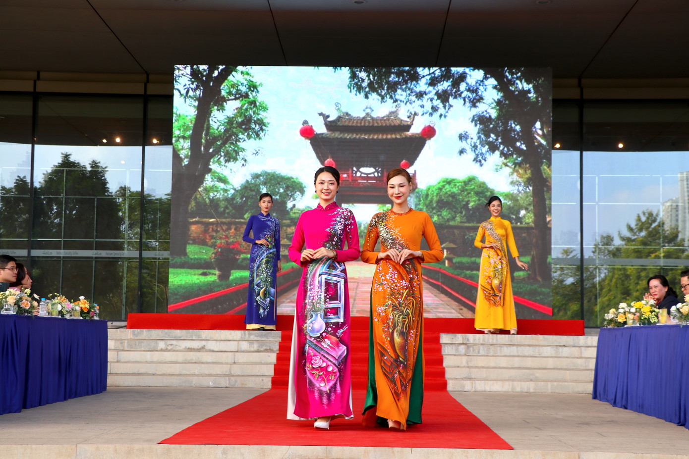 Nhiều mẫu áo dài của các nhà thiết kế tham gia chương trình giới thiệu trình diễn áo dài thể hiện nét đẹp tinh hoa của Hà Nội đã được các người mẫu trẻ trình diễn.