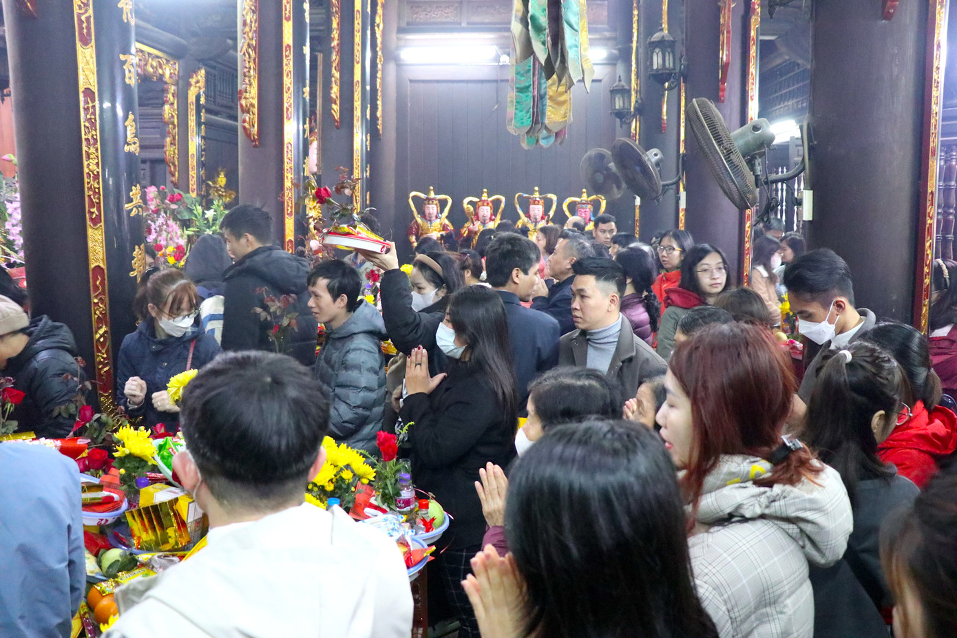 Theo ghi nhận của PV báo Tiền Phong, dù trời mưa nhưng nhiều bạn trẻ đã có mặt từ sớm để đi lễ chùa Hà trong ngày rằm tháng Giêng.