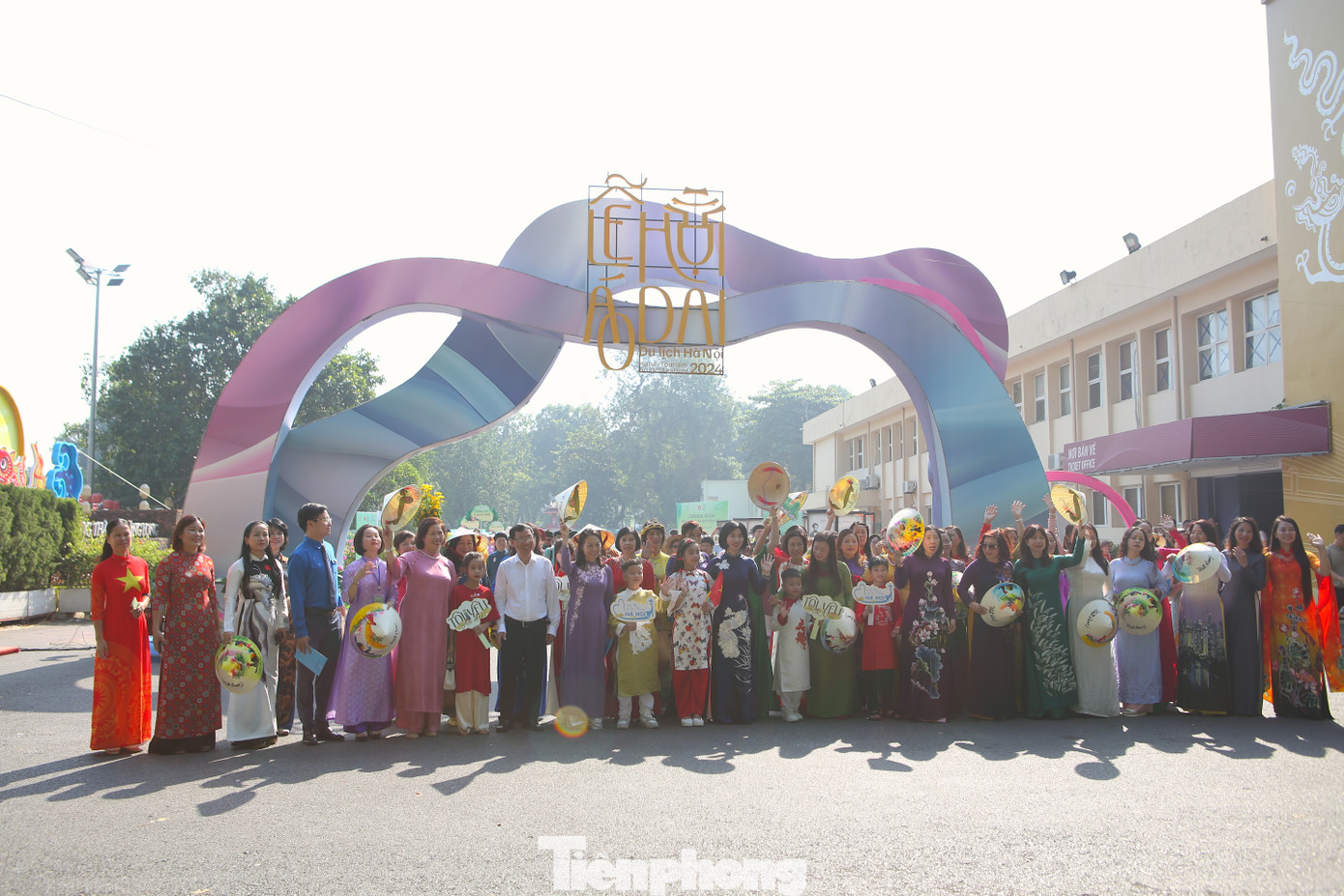 Sáng nay (5/10), tại Trung tâm Bảo tồn Di sản Thăng Long - Hà Nội, hơn 1.000 người đã tham gia diễu hành, biểu diễn đường phố trong khuôn khổ sự kiện Carnaval Áo dài.