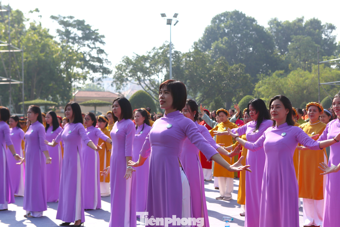 Màn trình diễn áo dài độc đáo của hàng trăm người tại Trung tâm Bảo tồn Di sản Thăng Long - Hà Nội.