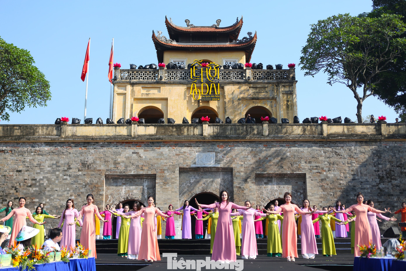 Chương trình nghệ thuật tổng hợp đồng diễn dân vũ và Carnaval Áo dài "Phụ nữ Thủ đô hội nhập và phát triển" là điểm nhấn của lễ hội.