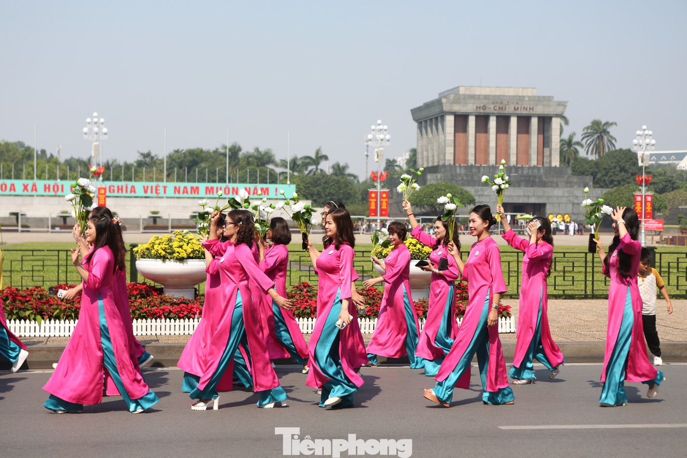 Rực rỡ sắc màu trang phục truyền thống trước Lăng Chủ tịch Hồ Chí Minh.