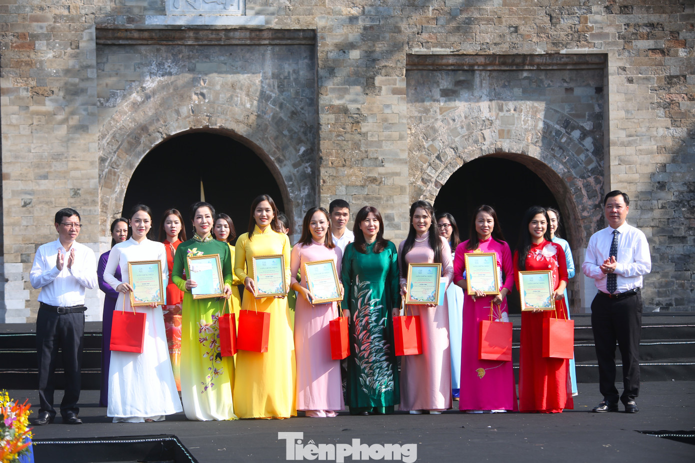 Tại chương trình, nhiều giải thưởng được trao trong khuôn khổ Cuộc thi Thử thách "check-in" Hà Nội với Áo dài 2024 - một trong số các chương trình, hoạt động của Lễ hội Áo dài du lịch Hà Nội 2024.