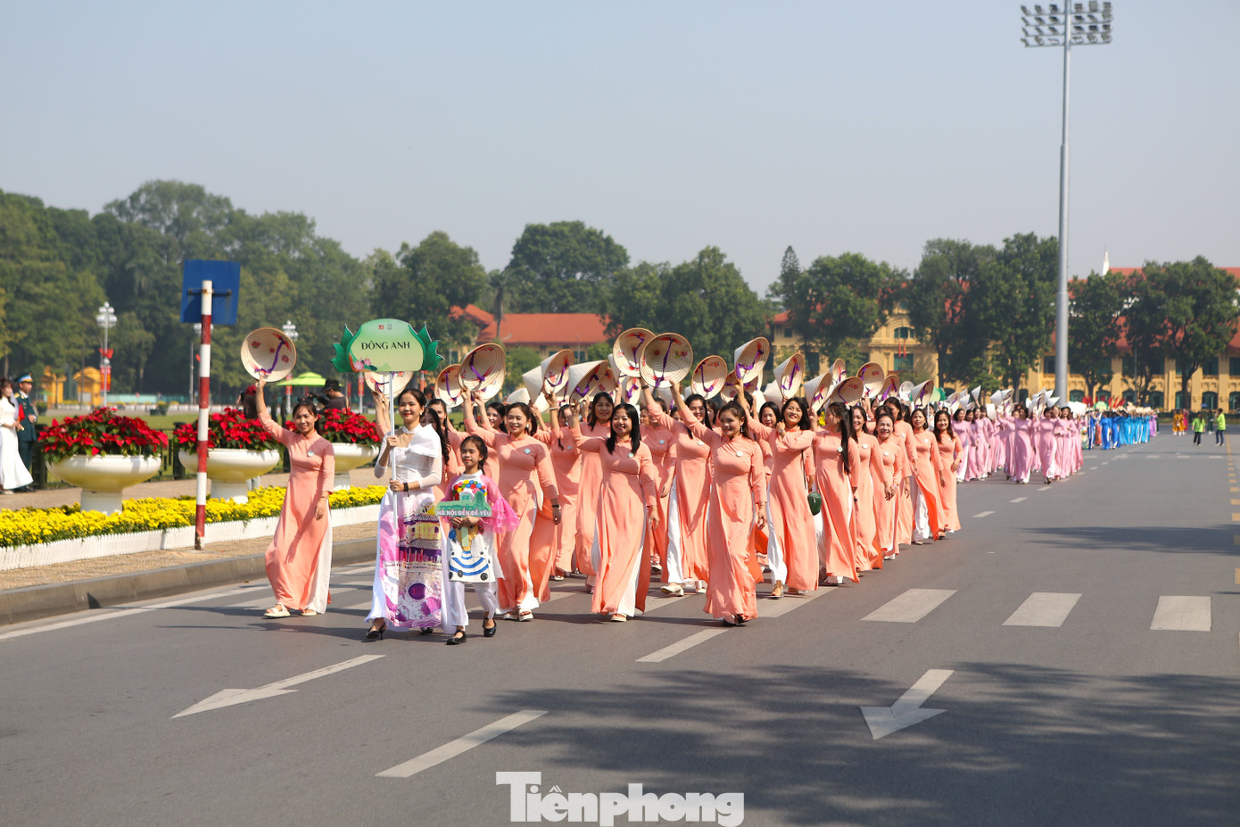 Người phụ nữ Việt Nam với vẻ đẹp thuần khiết bên tà áo dài, rực rỡ dưới ánh nắng thu Hà Nội.