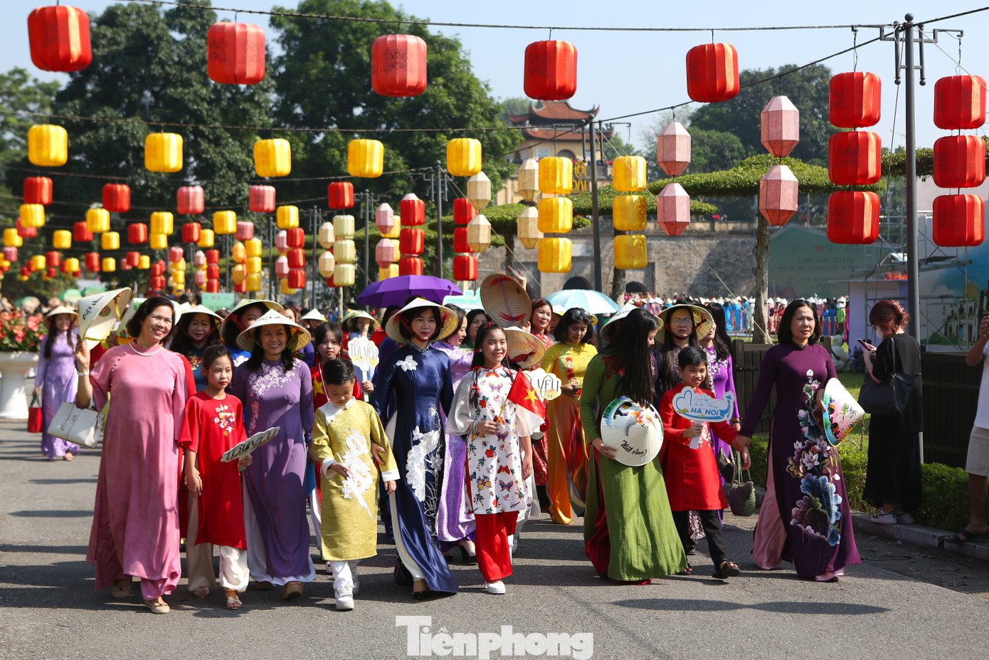 Màn diễu hành áo dài của hơn 1.000 đại biểu từ Trung tâm Hoàng thành Thăng Long hướng về Quảng trường Ba Đình, qua các tuyến phố Hoàng Diệu, Hoàng Văn Thụ, Độc Lập, thể hiện tinh thần đoàn kết, chung tay xây dựng Thủ đô hòa bình, văn hiến, văn minh, hiện đại.