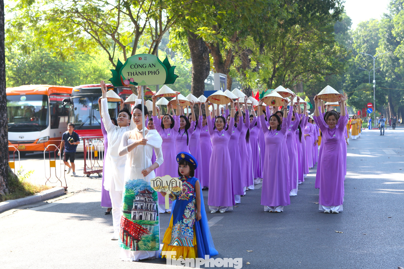 Những tà áo dài truyền thống đa sắc màu mang đậm dấu ấn vùng miền dạo khắp phố phường Thủ đô thể hiện tình yêu, niềm tự hào về tà áo dài và những nét đẹp danh lam thắng cảnh, di sản văn hoá của Việt Nam nói chung và Hà Nội nói riêng.