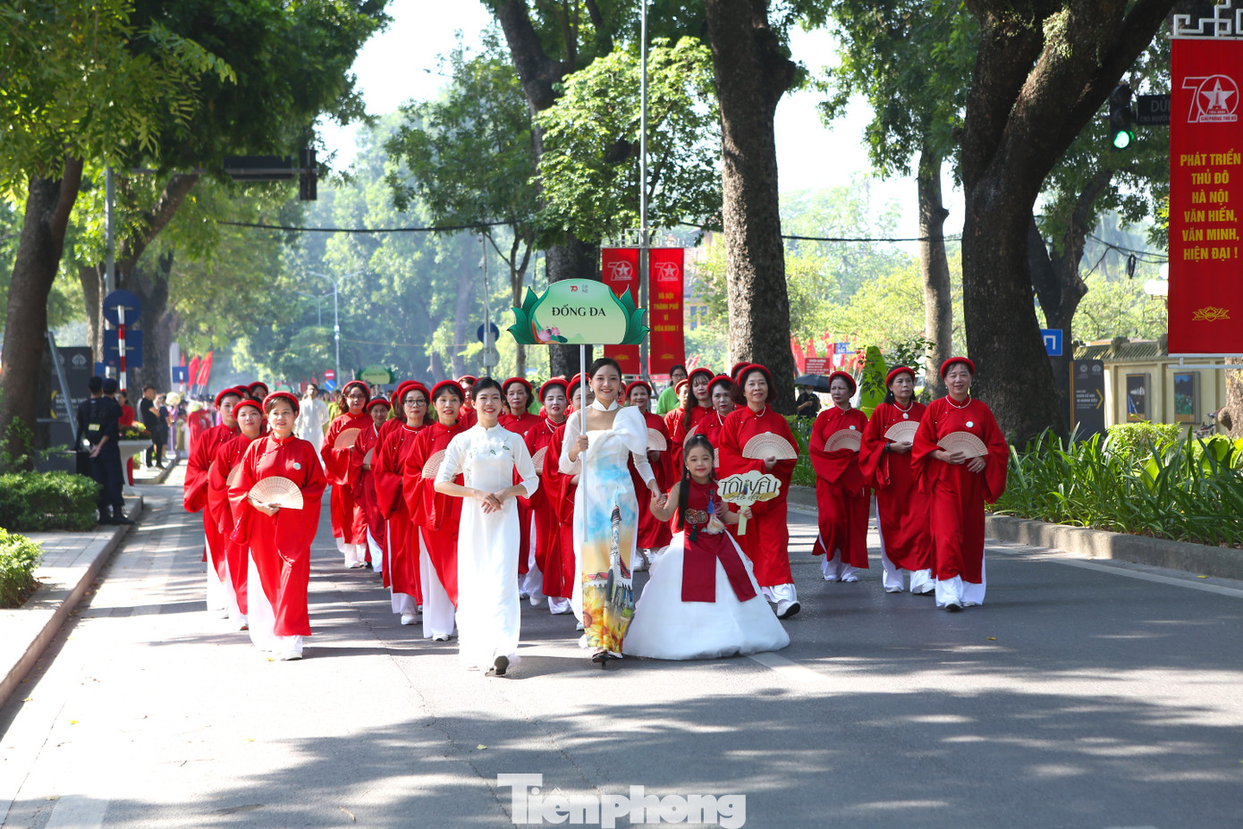 Những tà áo dài truyền thống đa sắc màu mang đậm dấu ấn vùng miền dạo khắp phố phường Thủ đô thể hiện tình yêu, niềm tự hào về tà áo dài và những nét đẹp danh lam thắng cảnh, di sản văn hoá của Việt Nam nói chung và Hà Nội nói riêng.