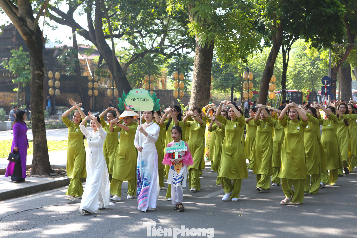 Những tà áo dài truyền thống đa sắc màu mang đậm dấu ấn vùng miền dạo khắp phố phường Thủ đô thể hiện tình yêu, niềm tự hào về tà áo dài và những nét đẹp danh lam thắng cảnh, di sản văn hoá của Việt Nam nói chung và Hà Nội nói riêng.