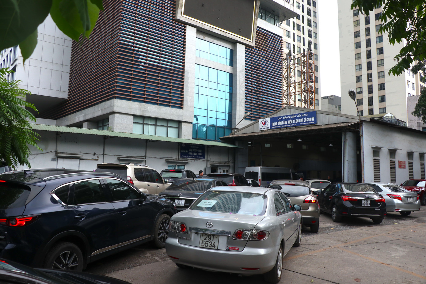 Tại trung tâm đăng kiểm 2903V (Cầu Giấy, Hà Nội), lượng xe đến đăng kiểm đông đột biến từ trước những ngày nghỉ lễ.