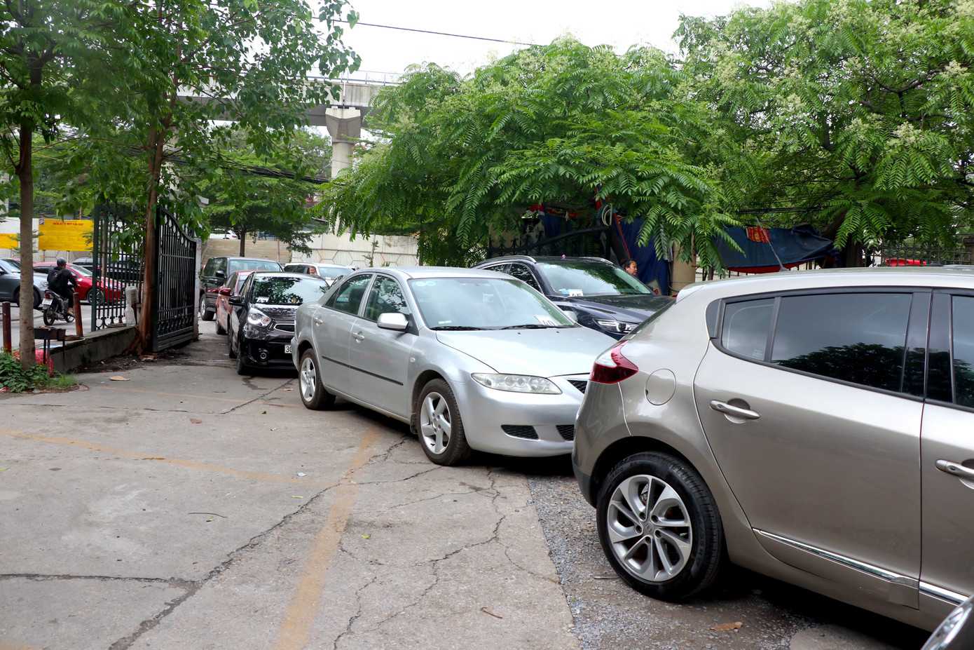 Số lượng các phương tiện đến đăng kiểm tăng đột biến vào các khung giờ đầu buổi sáng và chiều trong ngày.