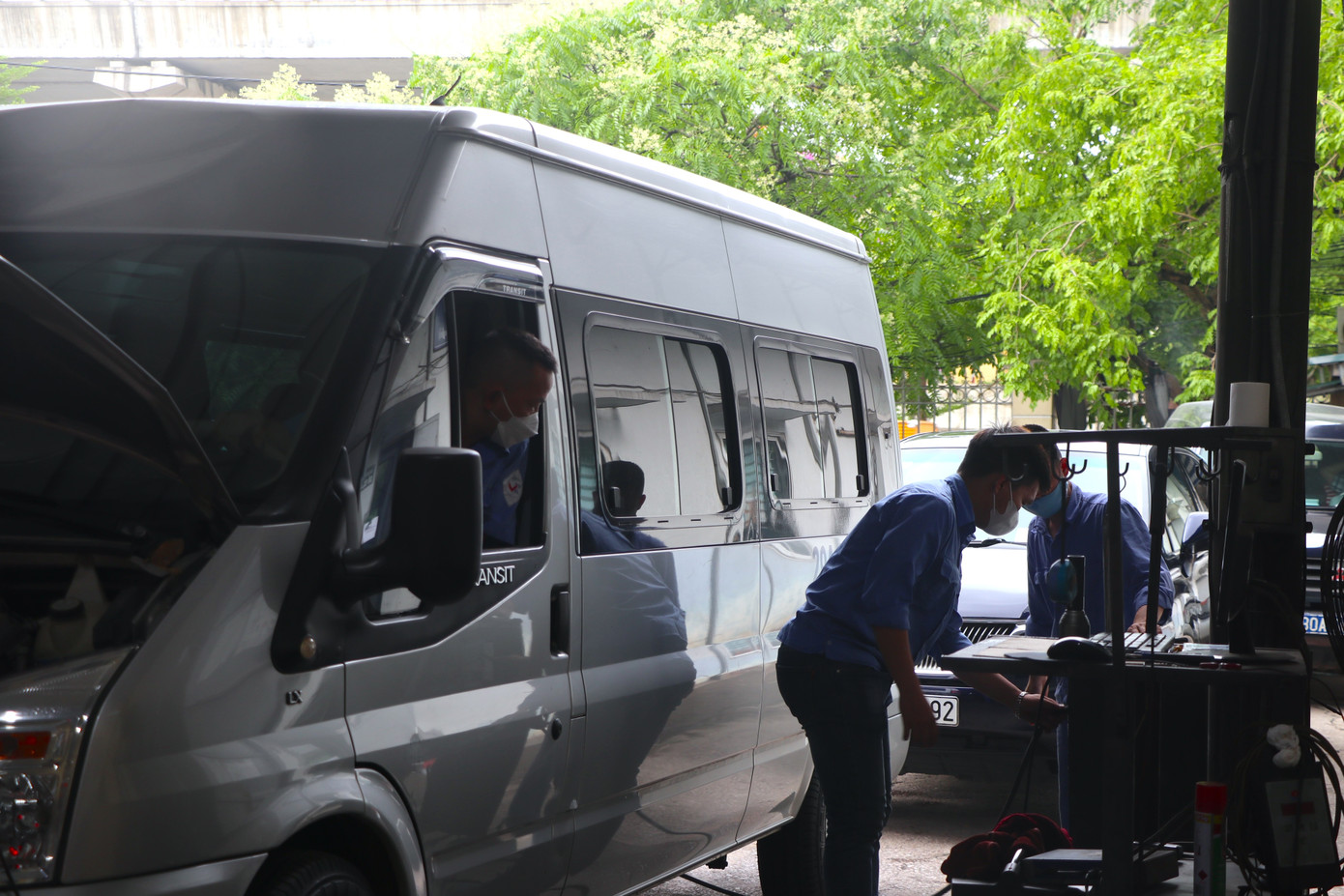 Theo ông Trần Quốc Hoan, Phó Giám đốc phụ trách trung tâm Đăng kiểm 2903V (Cầu Giấy, Hà Nội) cho biết, trong hai ngày sau dịp lễ 30/4 - 1/5 lượng xe kéo về trung tâm đăng kiểm tăng nhiều từ 180 - 200 xe/ ngày. Đơn vị làm việc hết công suất kiểm định, nhiều phương tiện xếp hàng chờ kiểm định từ 5h sáng dẫn tới việc chưa tới 7 giờ sáng hầu như đều kín xe chờ đăng kiểm. Trong đó ngày 3/5 có lượng xe đăng kiểm đến đông hơn, nhiều thời điểm xe xếp hàng kéo dài tới cổng trường Đại học Giao thông vận tải khiến giao thông qua khu vực gặp khó khăn.