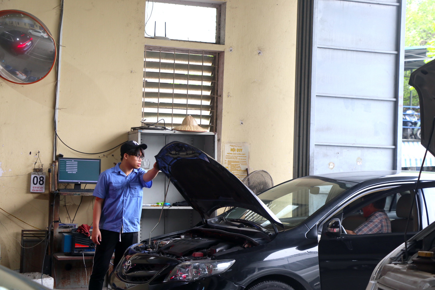 Bên trong khu vực kiểm định, các nhân viên luân phiên nhau làm nhiệm vụ, người điều phối, người vận hành máy móc kiểm tra phương tiện.