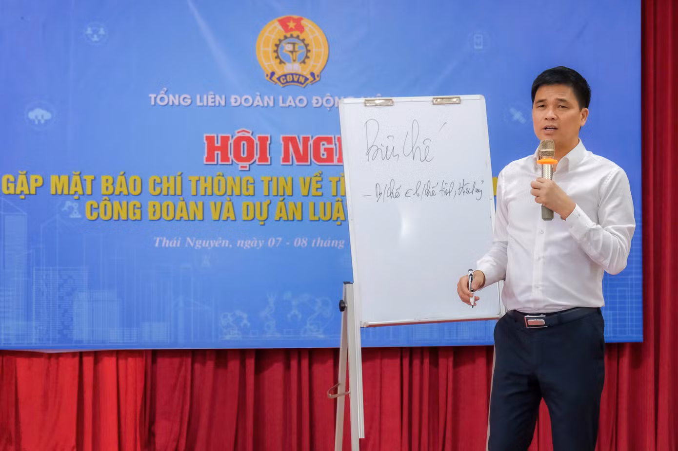 Phó Chủ tịch Tổng LĐLĐ Việt Nam Ngọ Duy Hiểu thông tin với báo chí về bối cảnh tình hình mới và những khó khăn của các cán bộ công nhân, công đoàn. Phó Chủ tịch Tổng LĐLĐ Việt Nam Ngọ Duy Hiểu thông tin với báo chí về bối cảnh tình hình mới và những khó khăn của các cán bộ công nhân, công đoàn.