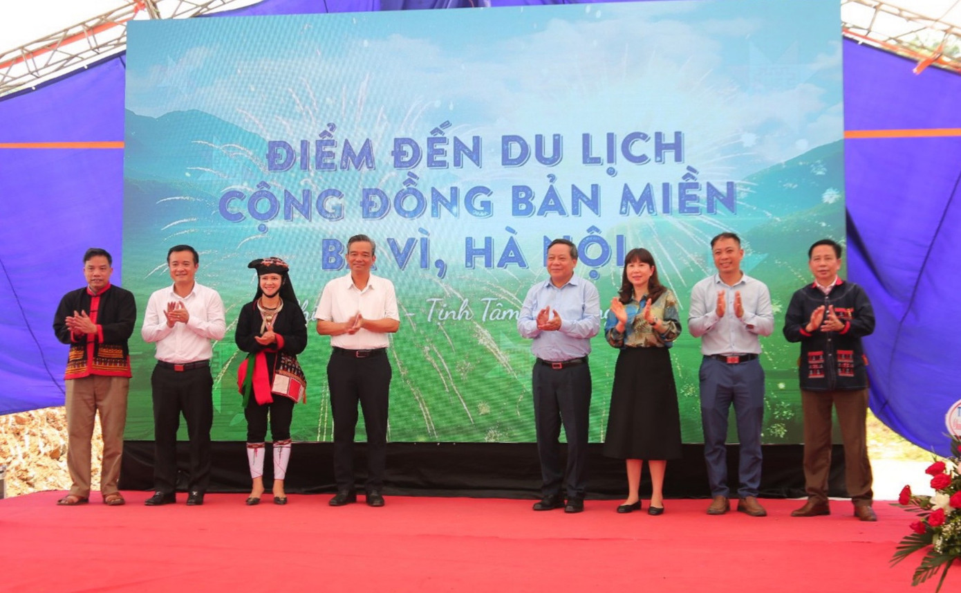 Các đại biểu thực hiện nghi thức công bố điểm đến du lịch cộng đồng bản Miền.