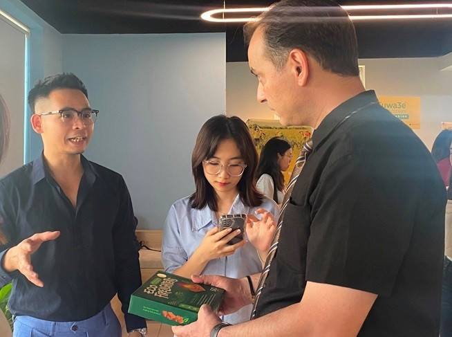 Đây là start-up đầu tiên và duy nhất trên thế giới tận dụng rơm rạ - nguồn rác thải nông nghiệp dồi dào, để sản xuất mồi lửa. Đây là start-up đầu tiên và duy nhất trên thế giới tận dụng rơm rạ - nguồn rác thải nông nghiệp dồi dào, để sản xuất mồi lửa.