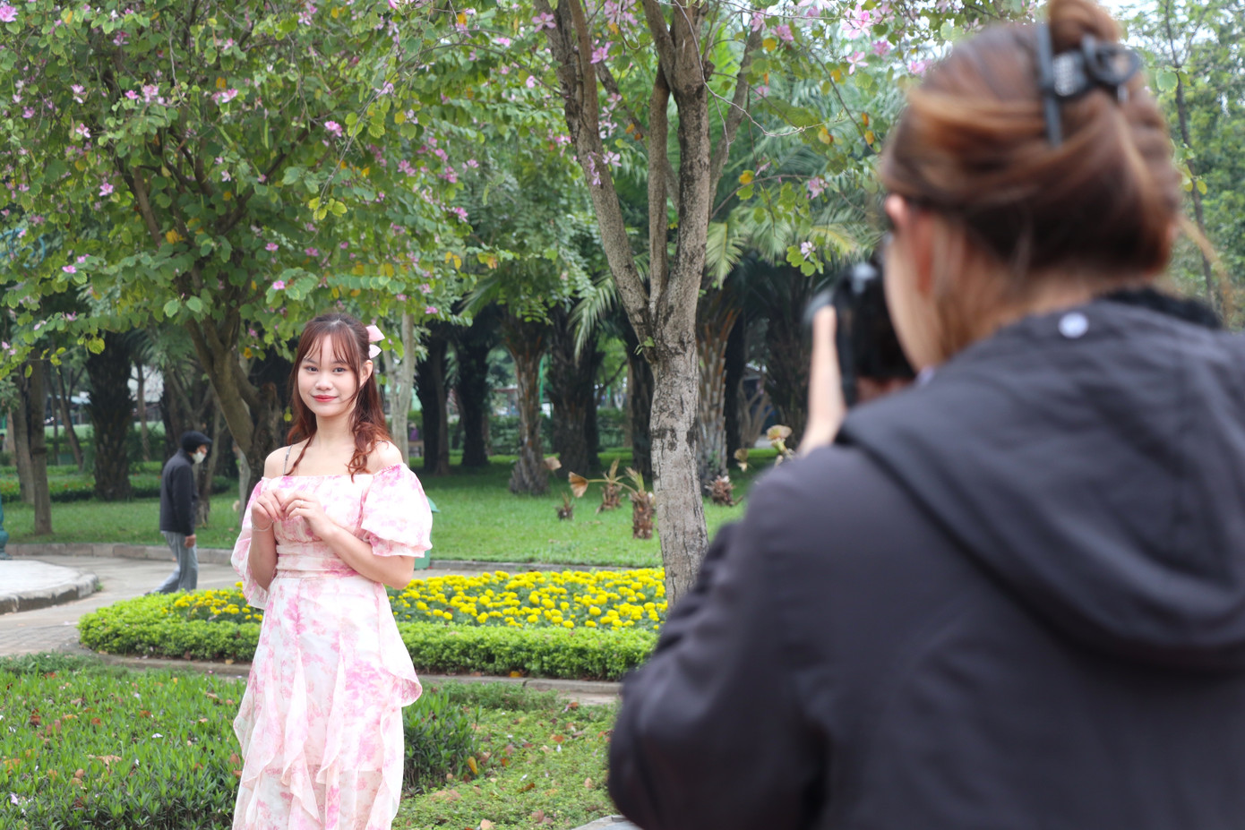 Tiết xuân hoa ban nở, những con phố lại nhộn nhịp người đến ngắm và chụp hình. Nhiều người dân Thủ đô bất chấp mưa lạnh đổ về các con đường có hoa ban nở để lưu lại khoảnh khắc đẹp. Tiết xuân hoa ban nở, những con phố lại nhộn nhịp người đến ngắm và chụp hình. Nhiều người dân Thủ đô bất chấp mưa lạnh đổ về các con đường có hoa ban nở để lưu lại khoảnh khắc đẹp.