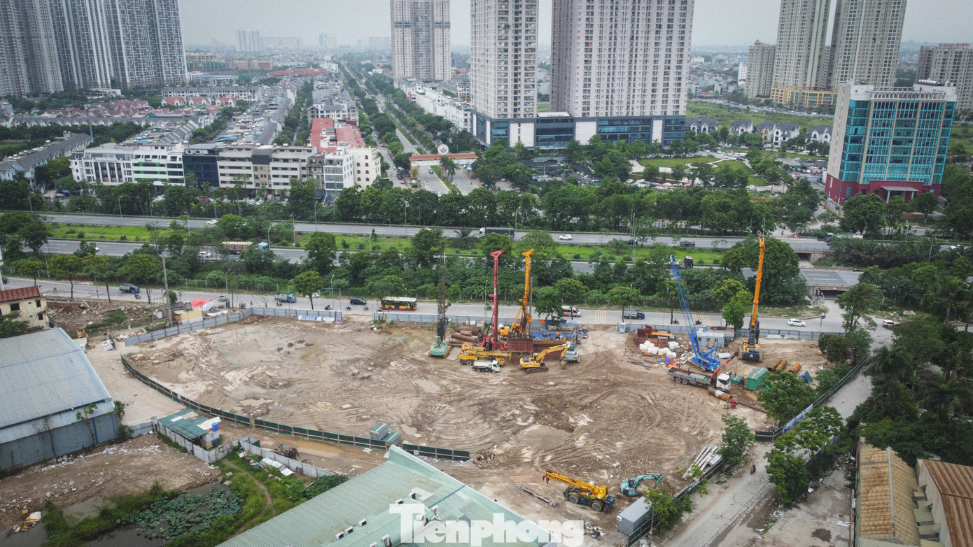 Cụ thể, đường Đại lộ Thăng Long đã cấm một phần đường gom hướng vào nội đô và đóng hầm chui số 3 cấm hoàn toàn các phương tiện lưu thông. Đồng thời, điều chỉnh tổ chức giao thông Hầm chui số 4 theo hướng: xe máy lưu thông hai chiều, ô tô chỉ được di chuyển từ đường gom trái sang đường gom phải. Cụ thể, đường Đại lộ Thăng Long đã cấm một phần đường gom hướng vào nội đô và đóng hầm chui số 3 cấm hoàn toàn các phương tiện lưu thông. Đồng thời, điều chỉnh tổ chức giao thông Hầm chui số 4 theo hướng: xe máy lưu thông hai chiều, ô tô chỉ được di chuyển từ đường gom trái sang đường gom phải.